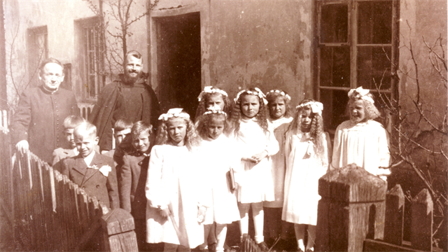 1947+Erstkommunionkinder+vor+dem+Widum