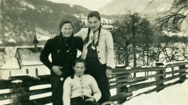Schiechtl+Irene+vorne%2c+rechts+Thurner+Maria+und+unbekannt%2c+1942